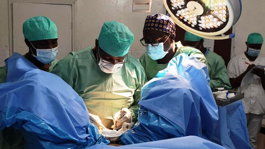 Une femme porteuse “d’une masse impressionnante” au niveau des organes géniaux externes opérée avec succès à TVC medical